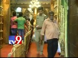 Unknown devotee enters  Tirumala from Maha dwaram