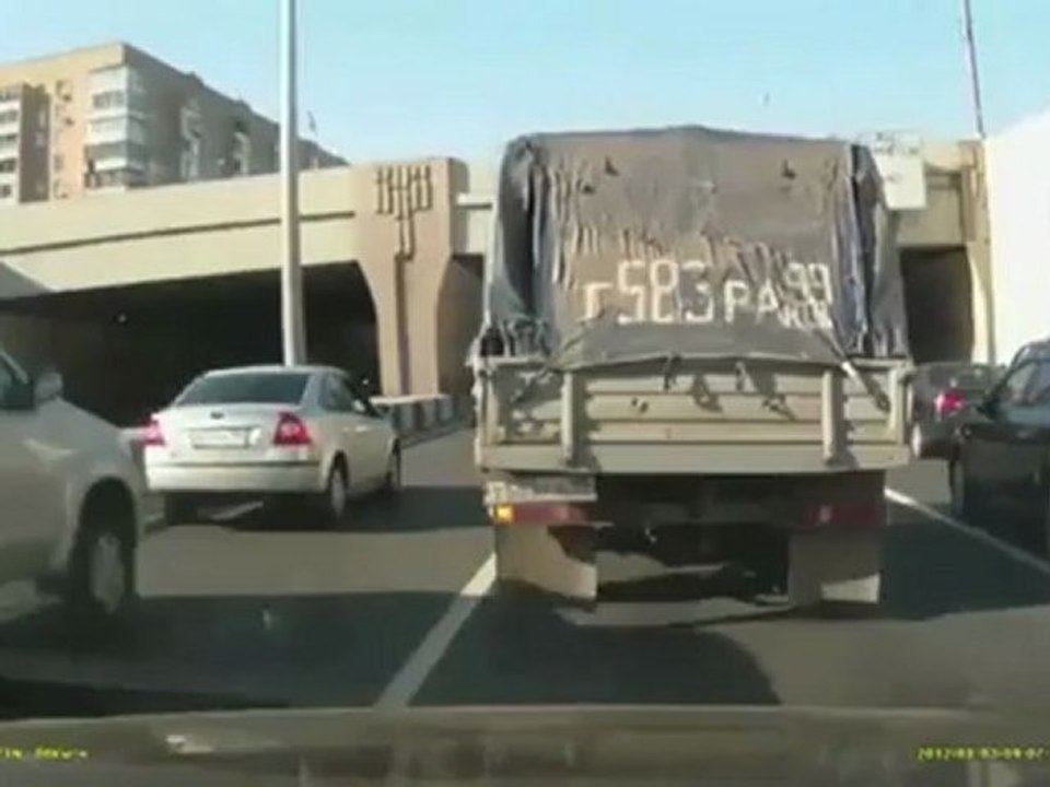 Un russe complètement bourré avec son caddie sur l'autoroute