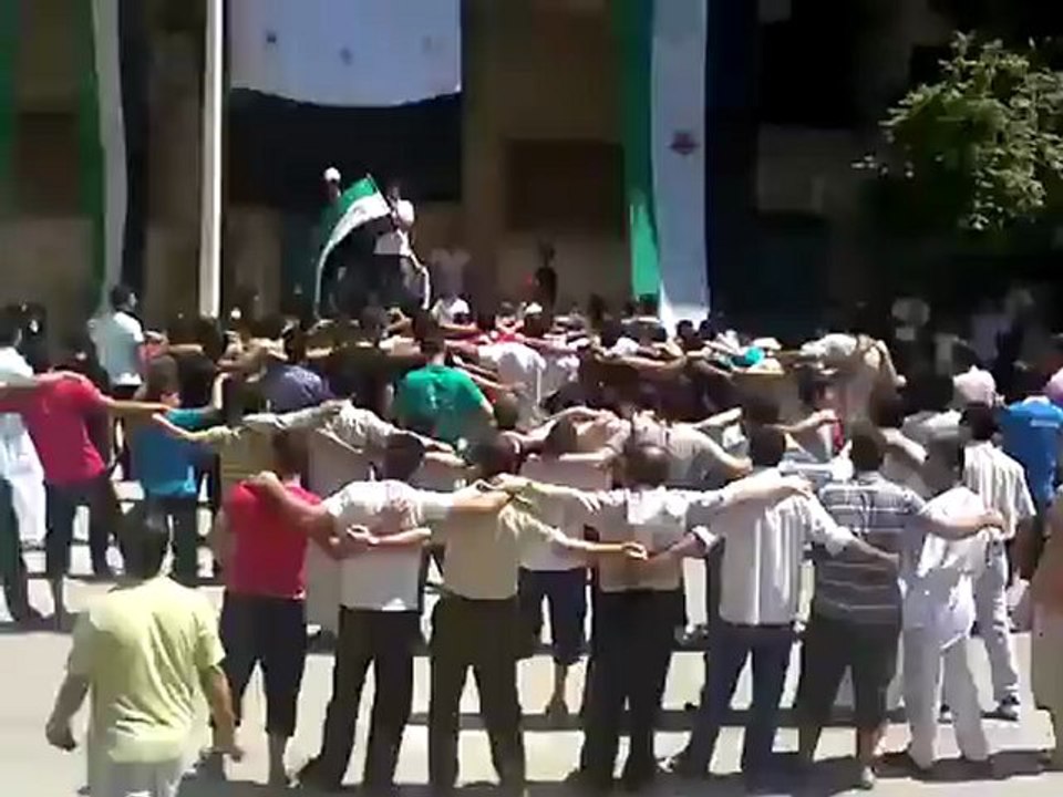 Syria فري برس حماه  المحتلة حي البياض جمعه سلحونا بمضادات الطيران10_8_2012