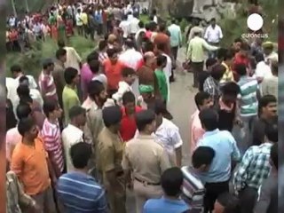 Hindistan'da yolcu otobüsü uçuruma yuvarlandı: En az...