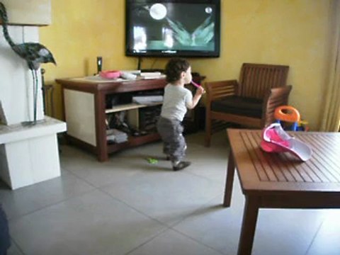 et voici les premiers pas (ou presque) d'Ulysse en juillet 2012