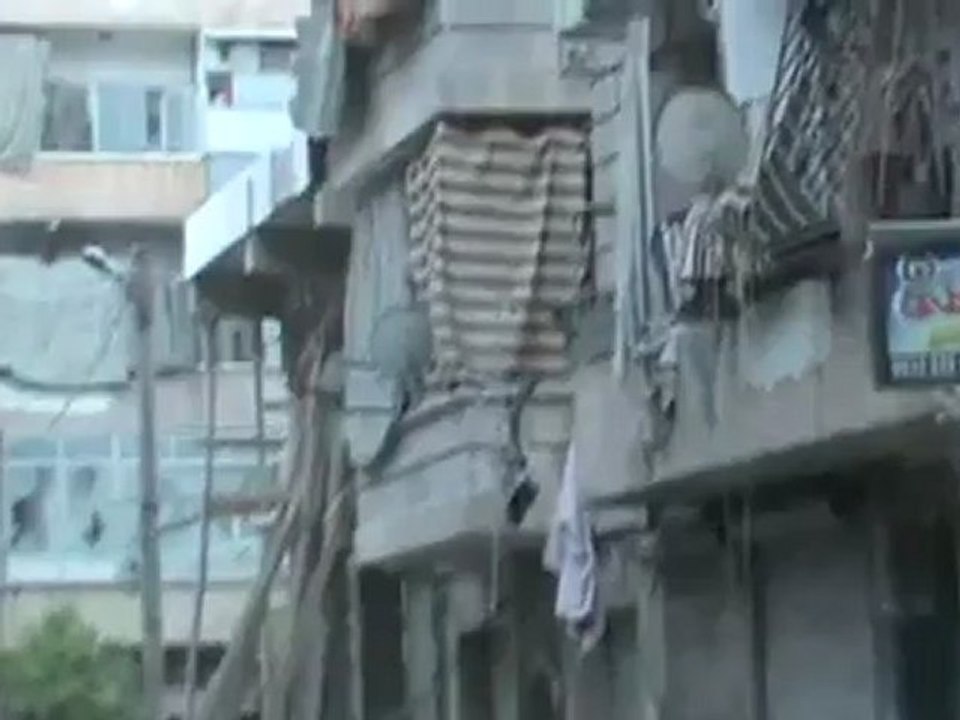 Syria فري برس صلاح الدين   اثار القصف الصاروخي الوحشي على الحي 11 8 2012  ج2