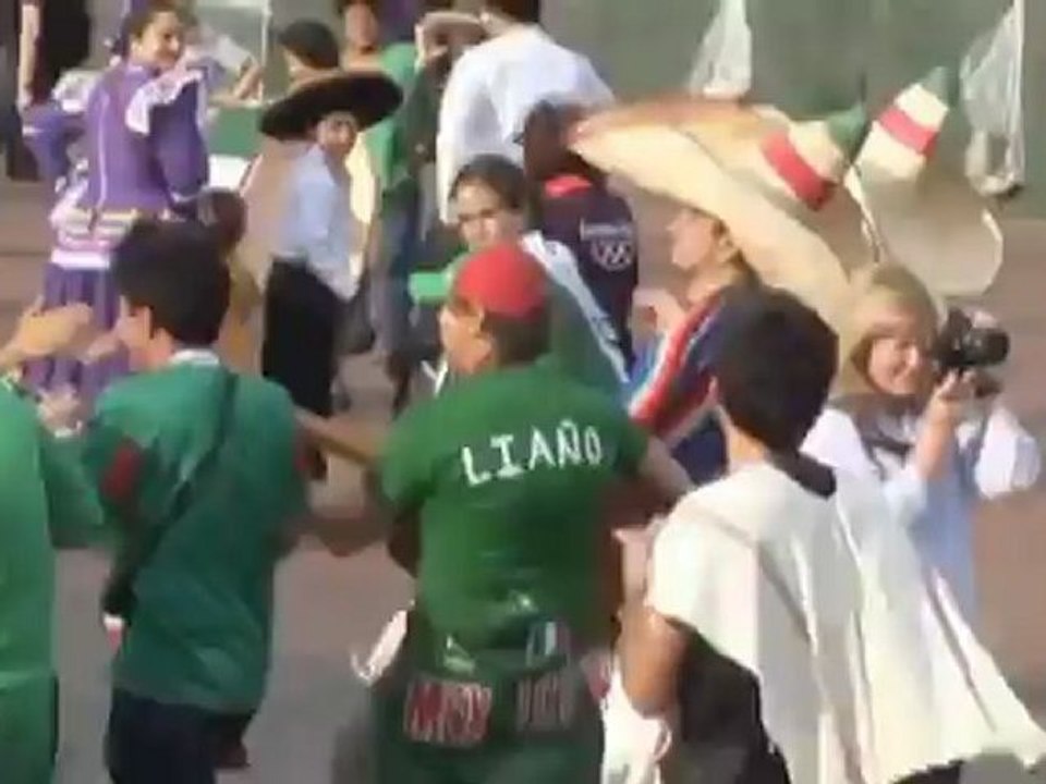 Fußball: mexikanische fans außer rand und band