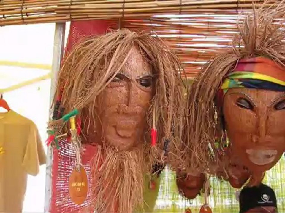 Sculpture sur coco . Création d'une tête de pirate en noix de coco . île de la Réunion 2