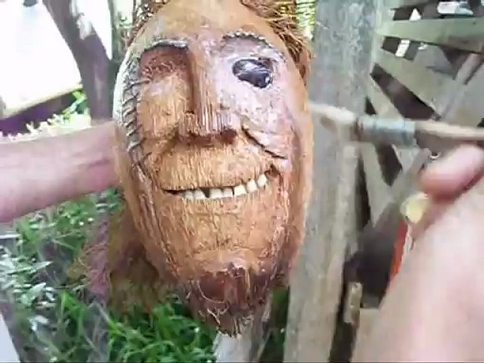 Sculpture sur coco . Création d'une tête de pirate en noix de coco . île de la Réunion 3