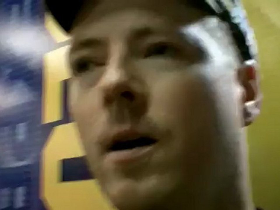 District Nine - A movie review. Very entertaining. One Thumb Up. Alien movie. Interesting. Documentarytyle.