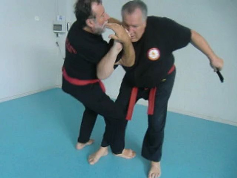 Menace au couteau sur le coté du cou