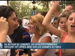 Les supporters sont nombreux à attendre les athlètes français défiler sur les Champs-Élysées