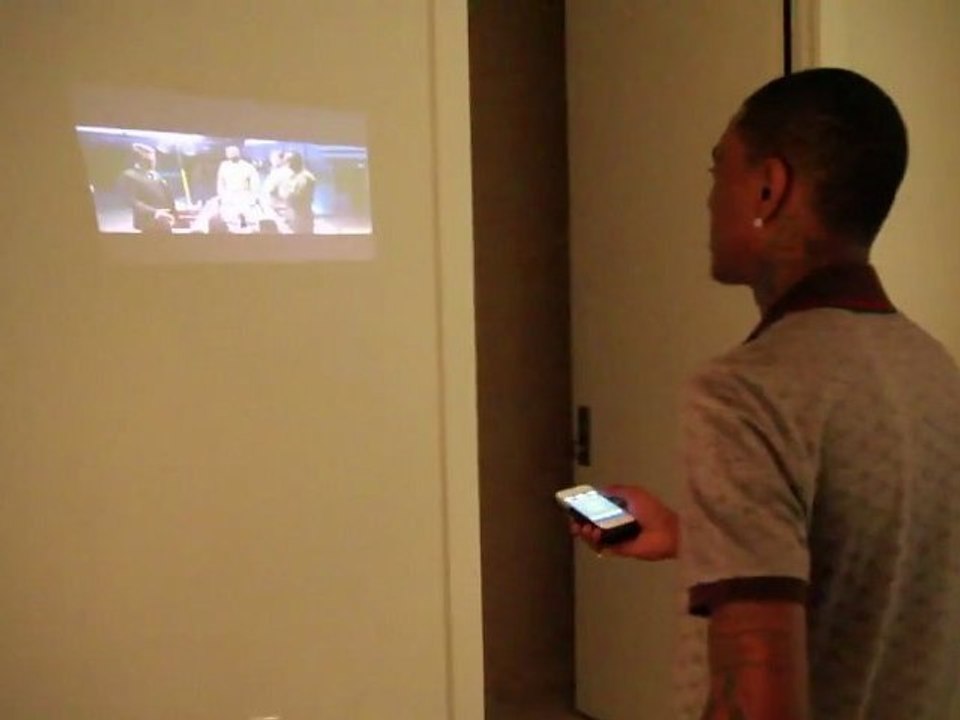 Soulja Boy teste l'iPhone Projector Hologram