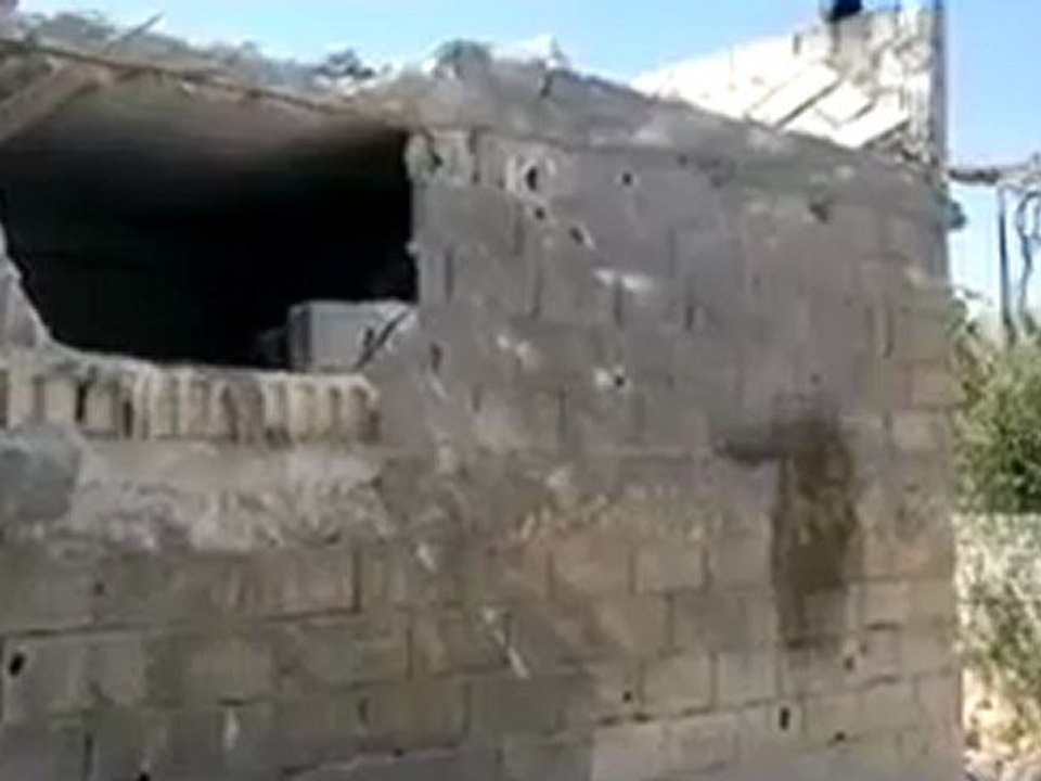 فري برس  ادلب   كورين   اثار القصف اليومي على  بلدة كورين 13 8 2012 ج3