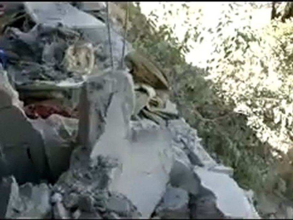 فري برس  ادلب   كورين   اثار القصف اليومي على  بلدة كورين 13 8 2012 ج4