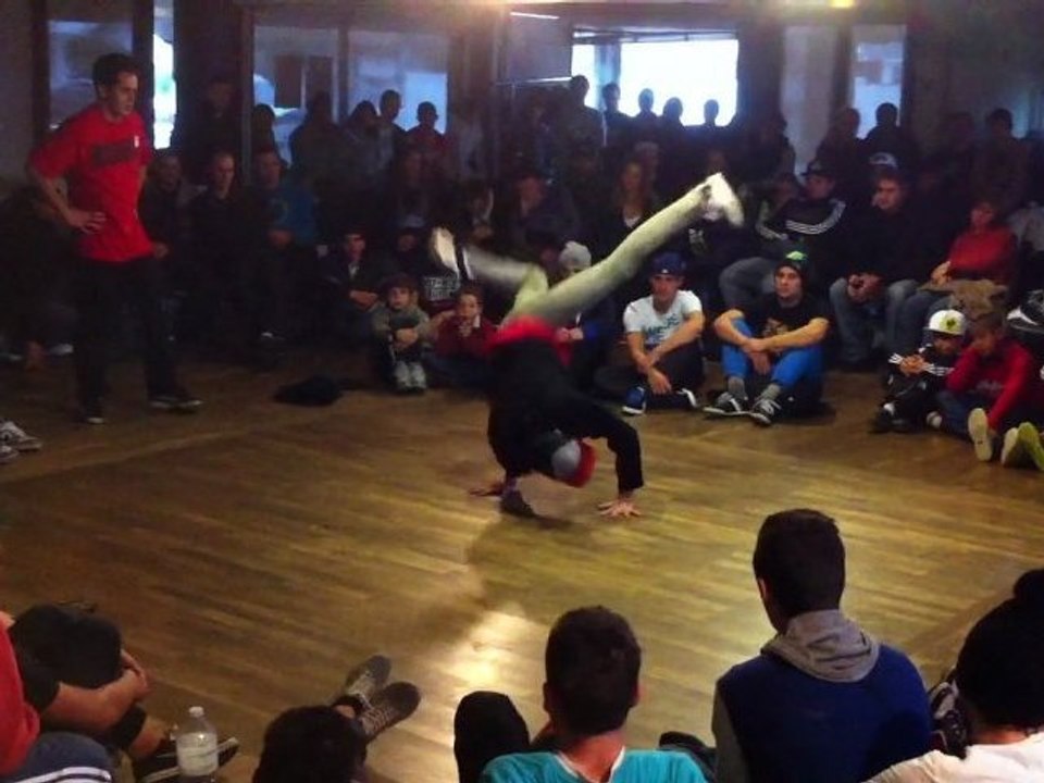 Battle de Pau 2011 - Quarter Finals - Bboy Mpass VS Bboy V.O