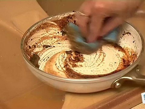 Vie Pratique : Nettoyer une poêle et enlever ses taches de brûlé
