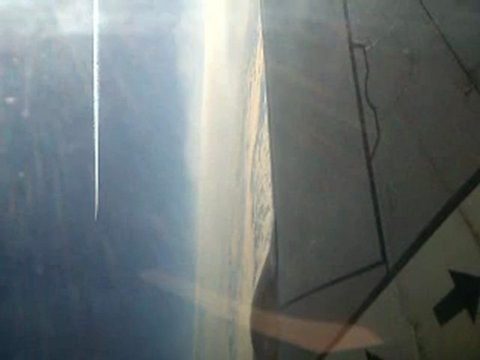 ON A CROISé un autre avion au dessus de nous à 100 mètres.Bizarre le ciel est large pourtant