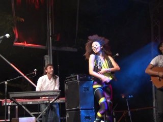 Heures Vagabondes : Flavia Coelho à Usson-du-Poitou (86)