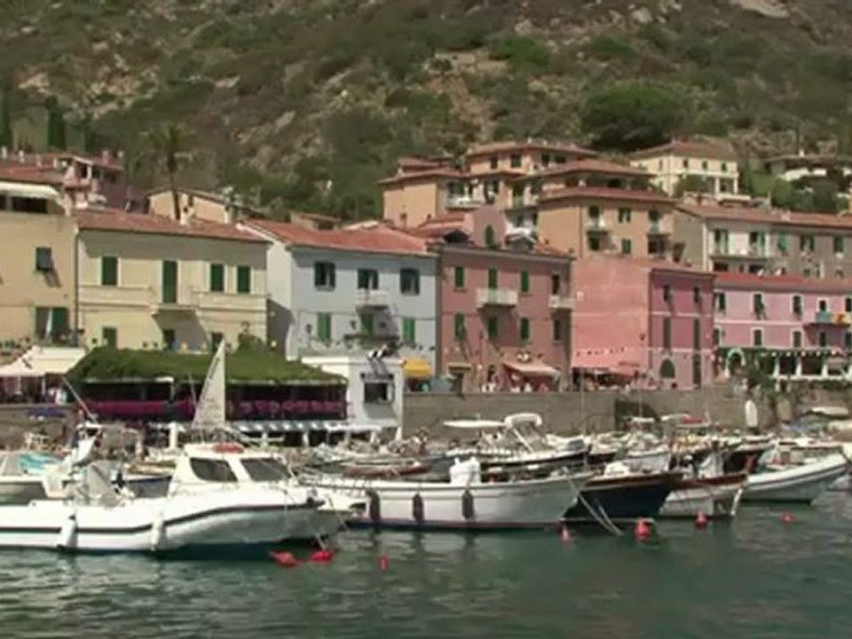 "Costa-Concordia"-Wrack als Touristenmagnet