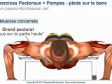 C'est une exercice parfait pour des muscles pectoraux - faire pectoraux pompes : pieds sur le banc