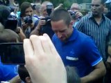 Ribéry signe des autographes