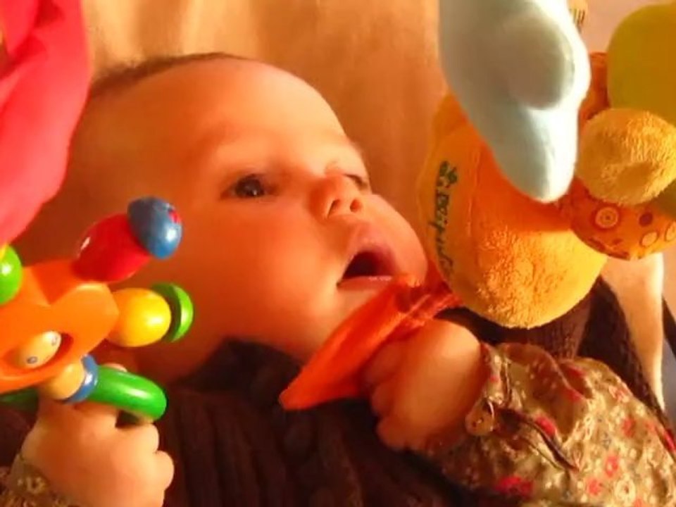 19-07-12 lilwen attrape ses jouets
