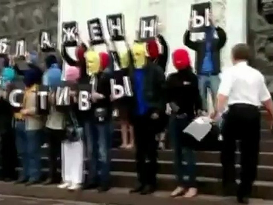 Jodie Foster defends Kristen Stewart, Pussy Riot protesters scuffle in Moscow