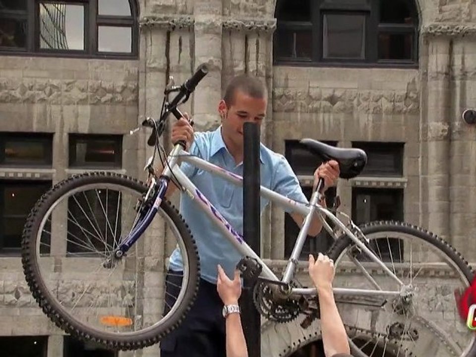 Vélo enchassé dans le poteau