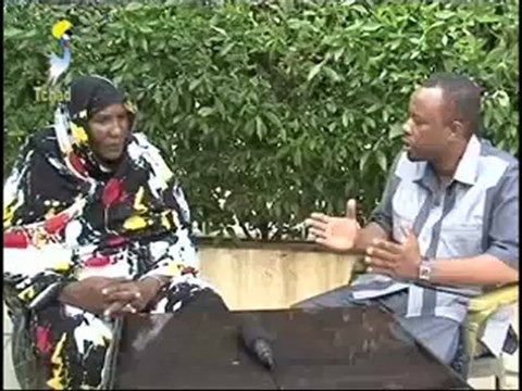 L’ANALPHABÈTE Mme ITIR DEBY ITNO SŒUR DU DESPOTE IDRIS DEBY ITNO , ADJOINTE AU MAIRE DE N'DJAMENA DU 15 AOUT 2012 SUR TOL