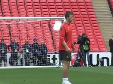 Carrick excited by Van Persie