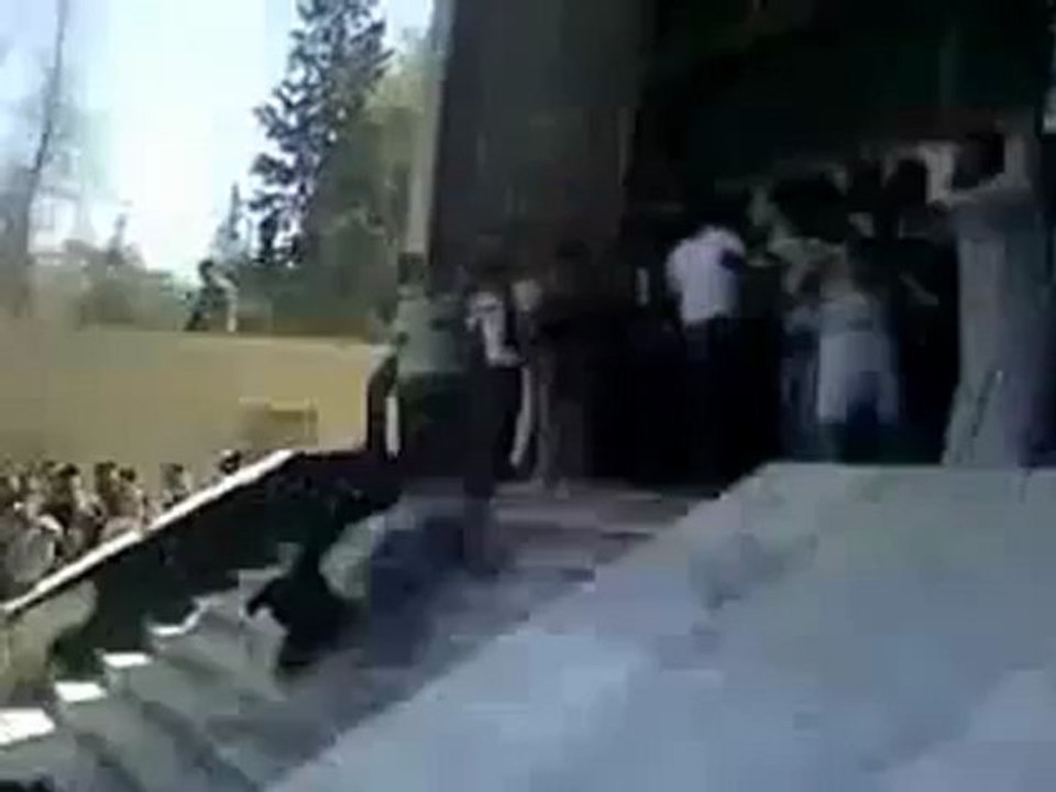 [18+]  Post Mitarbeiter von US finanzierten Rebellen in Aleppo vom Dach geworfen