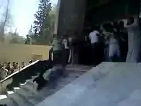 [18+] Post Mitarbeiter von US finanzierten Rebellen in Aleppo vom Dach geworfen