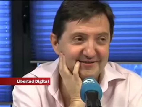 Federico escucha el Grupo Risa