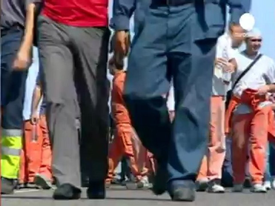 Italy: Workers protest over threatened steel plant