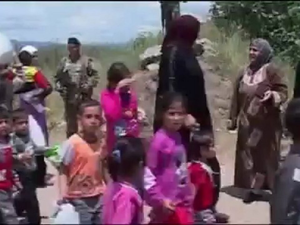 Syrians flee to Lebanon