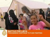 Thousands of Libyans continue to flee fighting