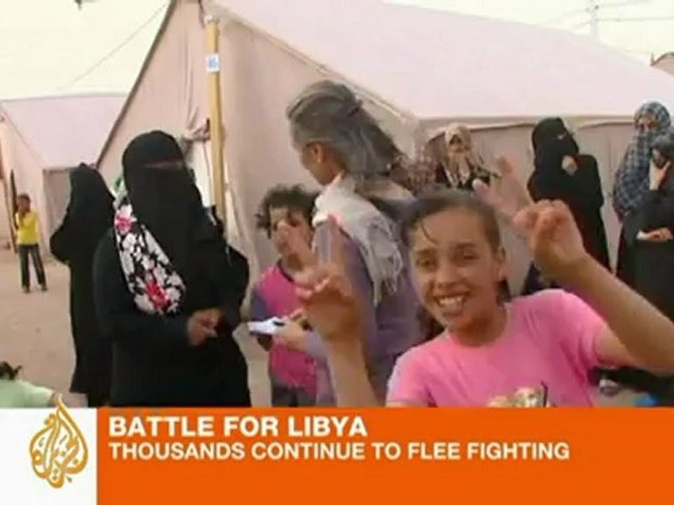 Thousands of Libyans continue to flee fighting