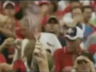 Obama hace el lanzamiento de honor en un partido de béisbol