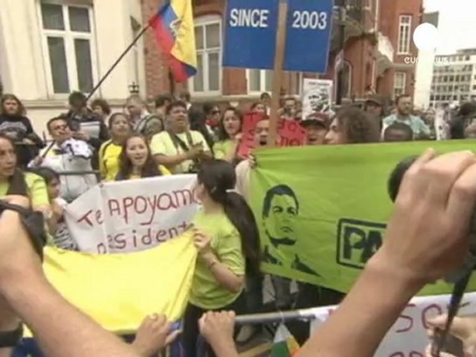 Protesters support Assange
