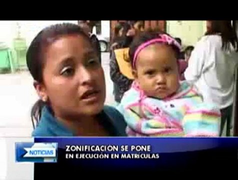 Ambato: inconformidad en padres de familia por requisitos en matriculación escolar