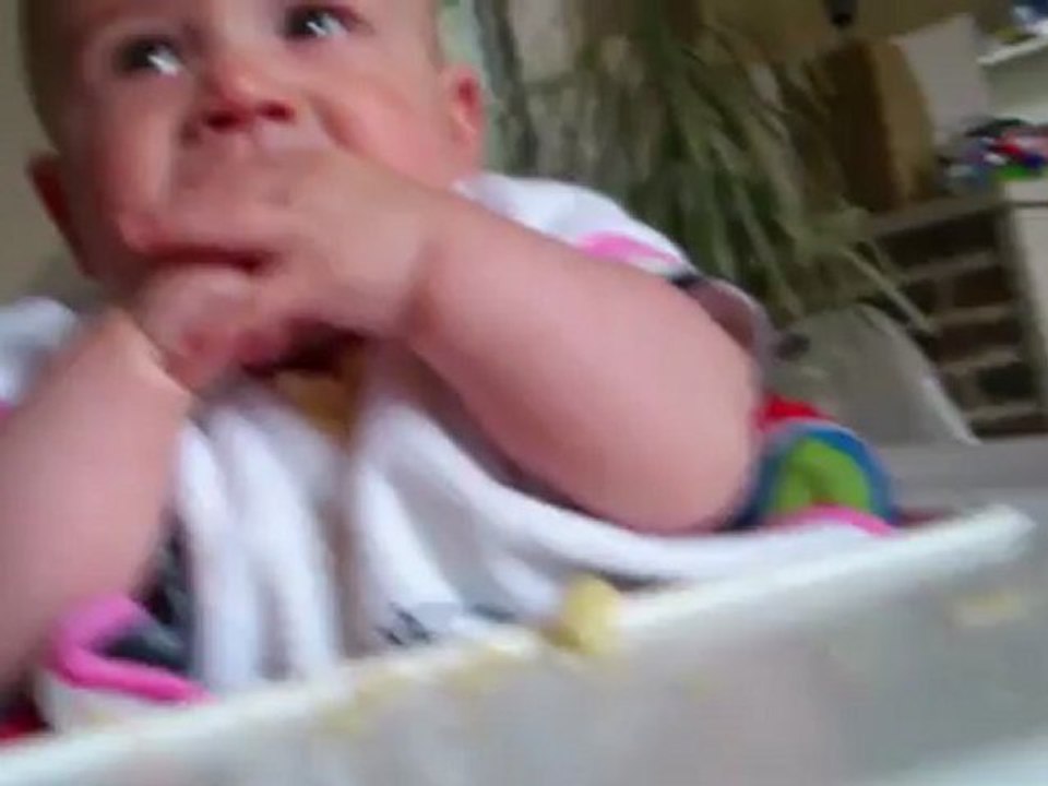 DME : Quand Mewen mange sa première poire...