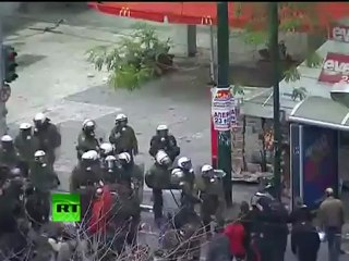 Скачать видео: Petrol bombs & tear gas: Greek police clash with anti-austerity protesters