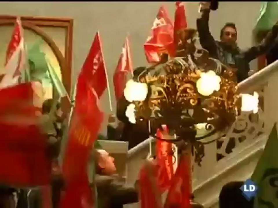 Decenas de sindicalistas asaltan la sede de la Generalidad valenciana