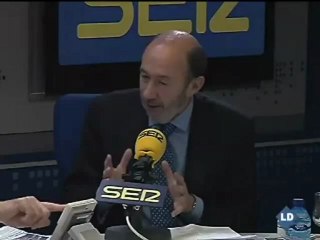 De Guindos atribuye a la "mala conciencia" la oferta de Rubalcaba