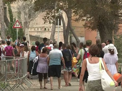 Convicts cook for tourists on Italy island