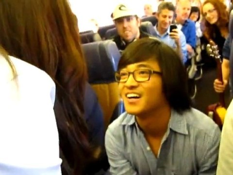 Il fait sa demande en mariage en plein vol