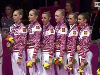 Российские гимнастки исполняют гимн