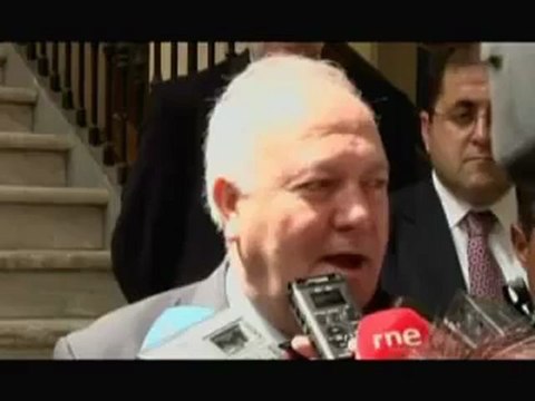 Moratinos se reune con la Iglesia en Cuba