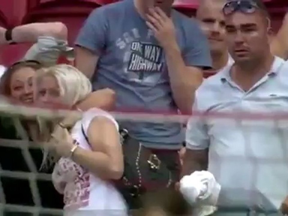 Insolite : le grand moment de solitude de deux supportrices !