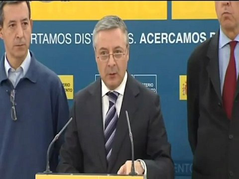 Blanco anuncia que pondrá a los controladores bajo órdenes militares si no cesa la huelga