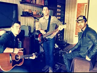 Jonas Brothers annoucement on KIISS 102.7 with Ryan Seacrest (august 17, 2012)