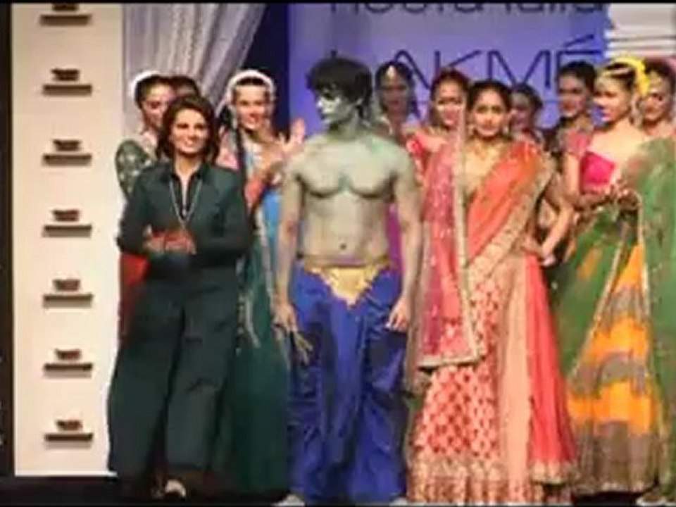 Lfw 2012 Day 5 Hema Malini Perfarm On Ramp For Neeta Lulla-02
