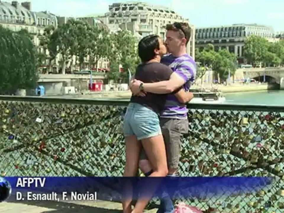 Les ponts de Paris envahis par les "cadenas d'amour"